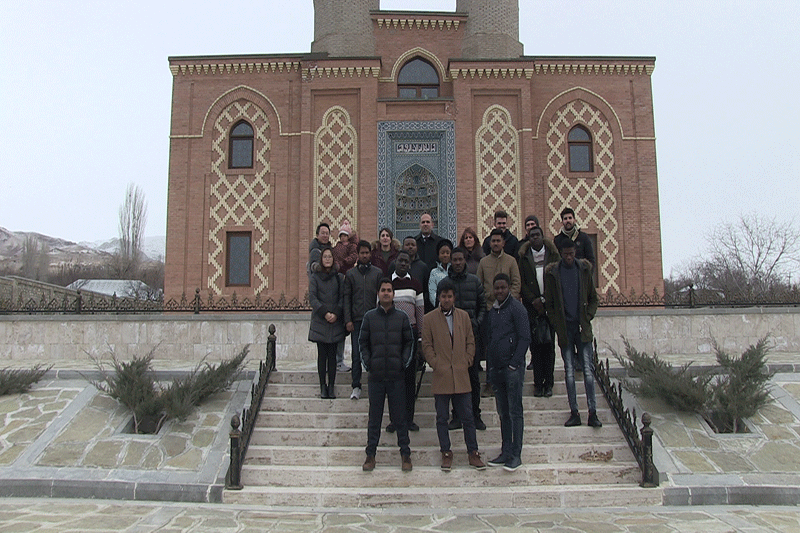 Naxçıvan Dövlət Universitetinin əcənəbi tələbələri Qarabağlar Türbə Kompleksində olub Naxçıvan Dövlət Universitetinin əcənəbi tələbələri Qarabağlar Türbə Kompleksində olub