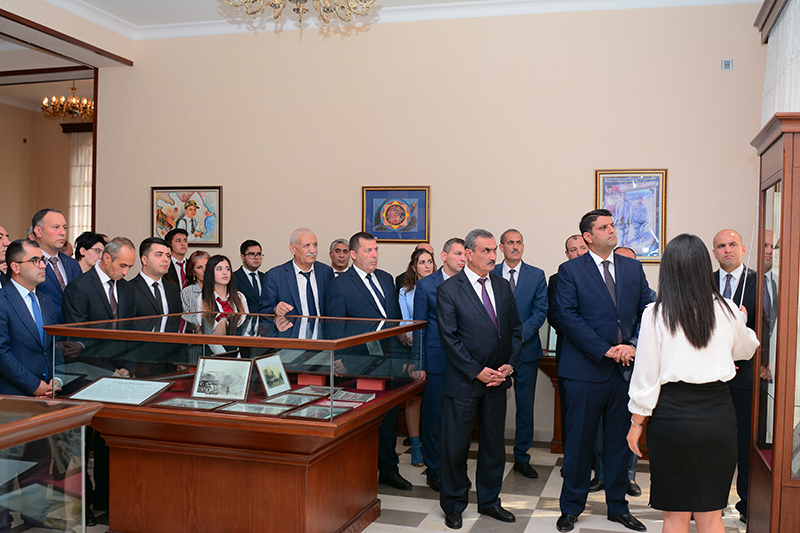 Naxçıvan Dövlət Universitetinin kollektivi Xatirə muzeyində olublar Naxçıvan Dövlət Universitetinin kollektivi Xatirə muzeyində olublar