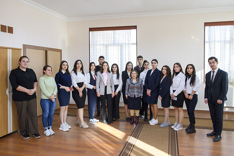 Naxçıvan Dövlət Universitetinin “Jurnalistika” ixtisasının tələbələri “Şərq qapısı” qəzeti redaksiyasında olublar Naxçıvan Dövlət Universitetinin “Jurnalistika” ixtisasının tələbələri “Şərq qapısı” qəzeti redaksiyasında olublar
